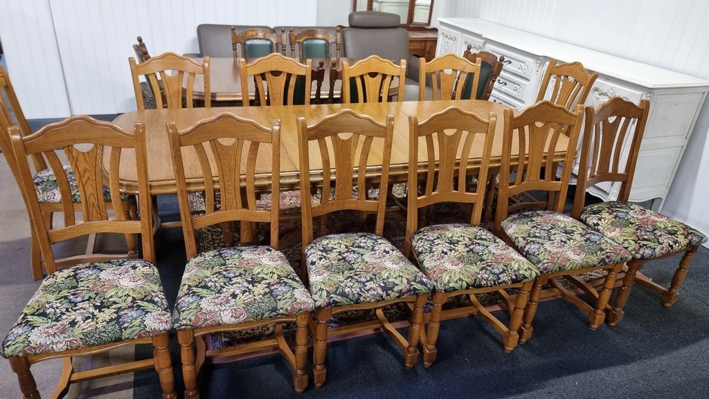 Išskleidžiamas stalas su 12 kėdžių (ąžuolinis)