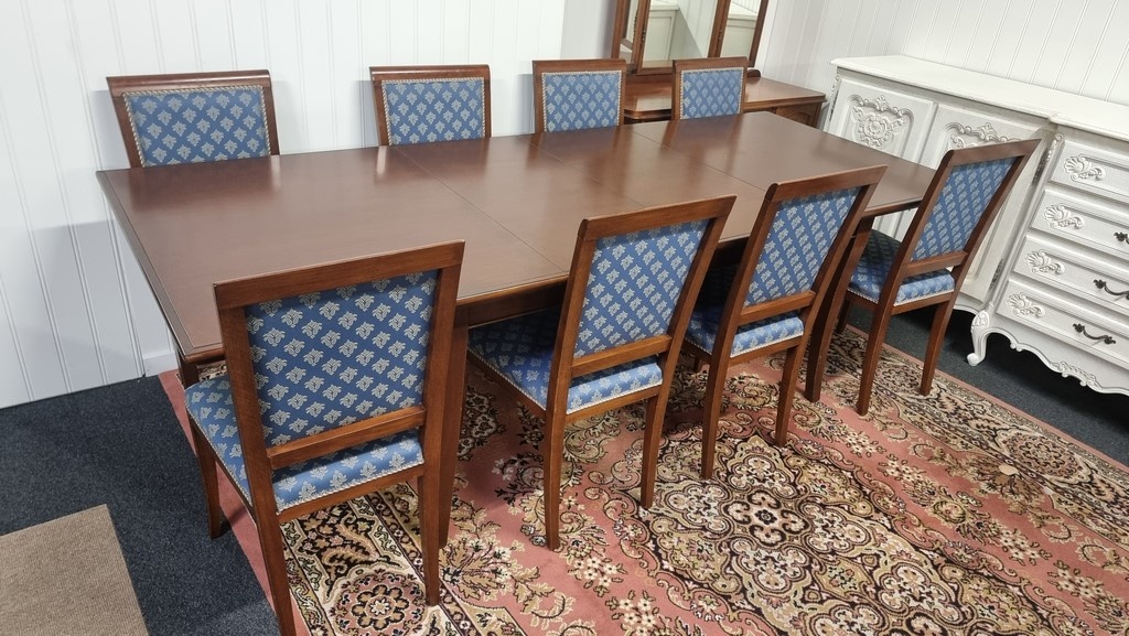 Išskleidžiamas stalas su 8 kėdėmis