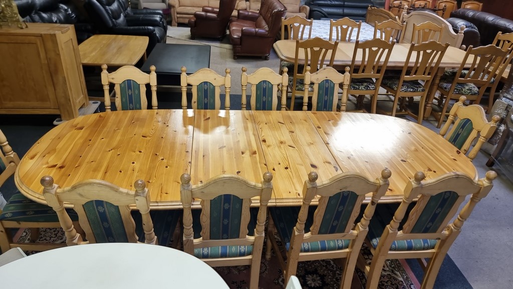 Išskleidžiamas stalas su 10 kėdžių