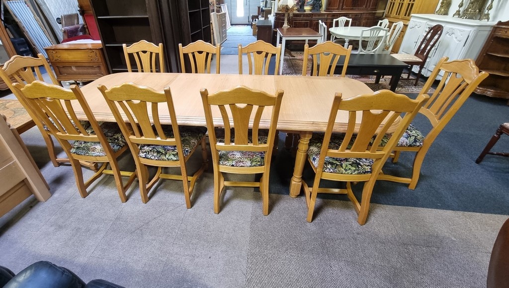 Išskleidžiamas stalas su 10 kėdžių (ąžuolinis)